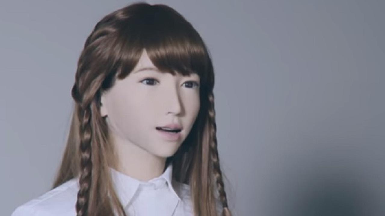 Hiroshi Ishiguro, pemilik sekaligus pria yang mengaku ayah dari robot tersebut mengatakan bahwa Erica sangat cantik dan punya jiwa (Capture/Guardian)