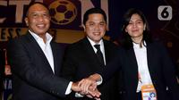 Ketua Umum PSSI periode 2023-2027 Erick Thohir (tengah) bersama Wakil Ketua Umum PSSI ll Zainudin Amali (kiri) dan Wakil Ketua Umum PSSI l Ratu Tisha (kanan) bertumpu tangan saat Kongres Luar Biasa Persatuan Sepak Bola Seluruh Indonesia (KLB PSSI) 2023 di Jakarta, Kamis (16/2/2023). Dalam kongres itu, Erick Thohir resmi terpilih sebagai Ketua Umum PSSI sementara Zainudin Amali serta Ratu Tisha terpilih sebagai Wakil Ketua Umum PSSI I dan II untuk kepengurusan PSSI periode 2023-2027. (Liputan6.com/Herman Zakharia)