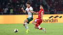 Pemain Timnas Indonesia, Ragnar Oratmangoen (kanan) berusaha merebut bola dari pemain Bulgaria, Martin Georgiev dalam laga final FIFA Series 2026 di Stadion Utama Gelora Bung Karno (SUGK), Senayan, Jakarta, Senin (30/03/2026). (Bola.com/Abdul Aziz)