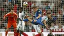 Pemain Inggris, Jordan Henderson (kanan) berduel dengan pemain Slovakia, Jan Durica pada laga grup F kualifikasi Piala Dunia 2018 di Wembley stadium, London, (4/9/2017). Inggris menang 2-1. (AP/Kirsty Wigglesworth)