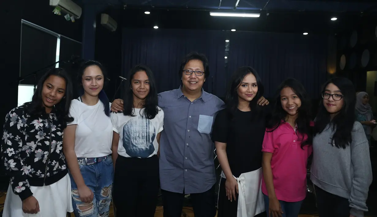 Erwin dan Gita bersama anak-anak DARR 2 usai melakukan latihan persiapan saat menjelang konser.  (Andy Masela/Bintang.com)