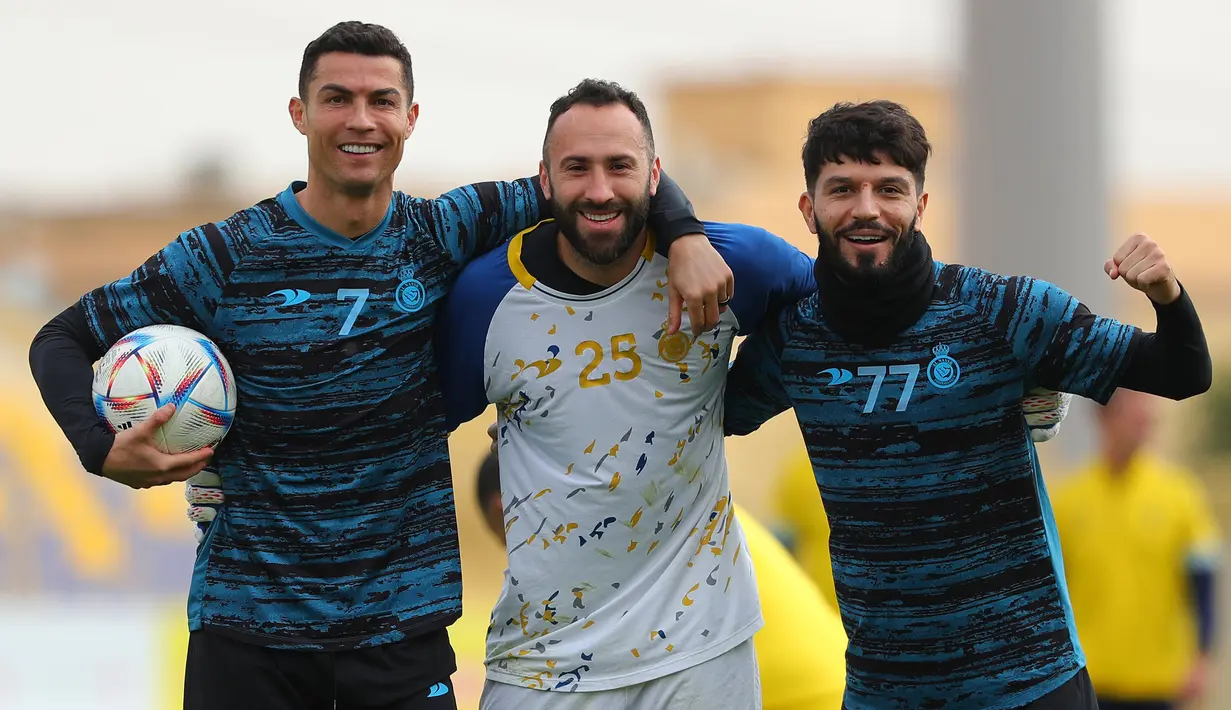 Cristiano Ronaldo (kiri) berfoto bersama dengan rekan setimnya di Al Nassr, David Ospina (tengah) dan Jaloliddin Masharipov saat sesi latihan yang berlangsung di Mrsool Park, Arab Saudi, Jumat (13/01/2023) waktu setempat. (Twitter/@AlNassrFC)