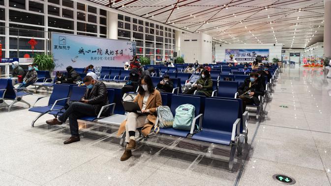 Para penumpang menunggu untuk menaiki pesawat di Bandara Liuji di Kota Xiangyang, Provinsi Hubei, China (29/3/2020). Layanan penerbangan penumpang domestik kembali beroperasi di Hubei, wilayah yang sempat terdampak COVID-19, kecuali layanan di Bandara Internasional Tianhe Wuhan. (Xinhua/Xie Jianfei)