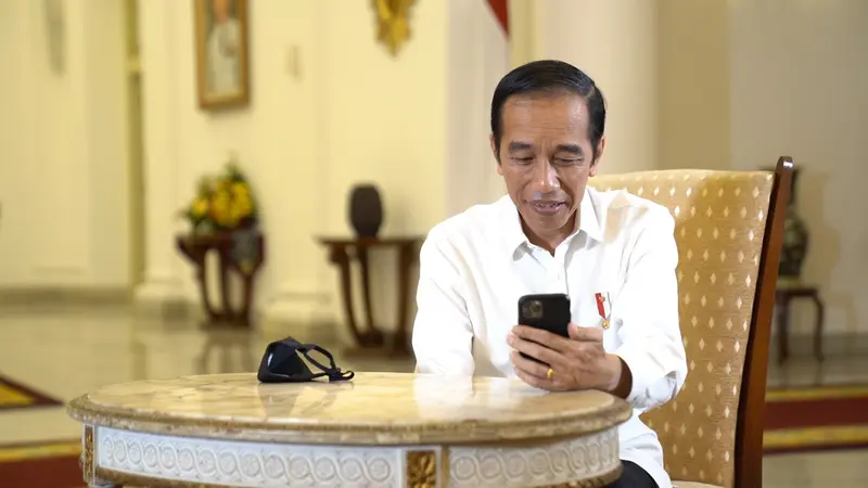 Presiden Jokowi berbincang dengan dr Faisal Rizal Matondang, seorang dokter paru, melalui panggilan video. (Foto: Biro Pers Sekretariat Presiden)