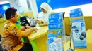 Petugas melayani nasabah di BRI Syariah, Jakarta, Kamis (9/2). Sedangkan pangsa pasar perbankan syariah mencapai angka 5,12 persen, tertinggi sepanjang keberadaan perbankan syariah di Indonesia. (Liputan6.com/Angga Yuniar)