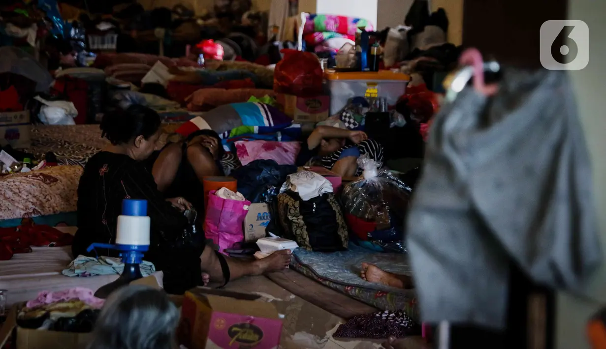 Warga korban banjir masih bertahan mengungsi di GOR Pengadegan, Jakarta, Selasa (7/1/2020). Masih banyaknya warga yang memilih bertahan di pengungsian lantaran kondisi rumah mereka belum memungkinkan untuk ditinggali dan belum adanya arahan dari kelurahan. (Liputan6.com/Faizal Fanani)