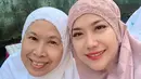 Bunga Citra Lestari dekat dengan ibunda almarhum Ashraf Sinclair, Dida Sinclair. Kedekatan menantu dan mertua ini dipuji netizen. Terlebih saat penyanyi kelahiran 22 Maret 1983 memakai mukena ketika momen salat Idul Fitri bersama ibu mertua. (Liputan6.com/IG/@bclsinclair)