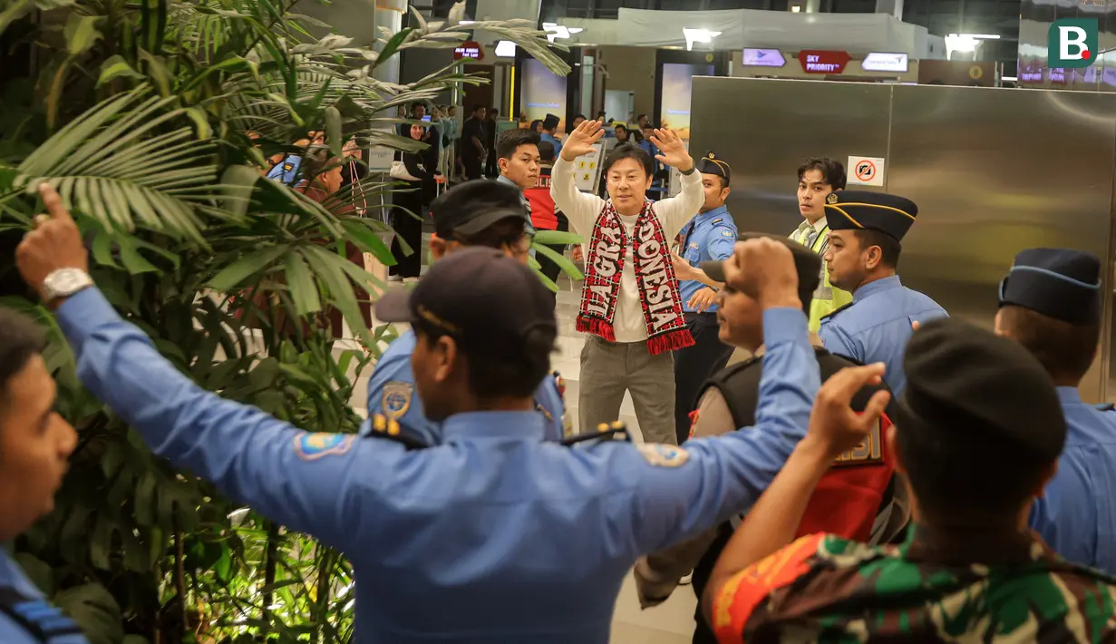 <p>Mantan pelatih Timnas Indonesia, Shin Tae-yong melambaikan tangan saat kembali ke negaranya melalui terminal 3 Bandara Soekarno-Hatta, Tangerang, Banten, Minggu (26/01/2025). (Bola.com/Bagaskara Lazuardi)</p>