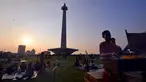 Penertiban terhadap PKL di area Monas terus dilakukan petugas Satpol PP DKI Jakarta.