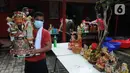 Warga keturunan Tionghoa membawa patung di Vihara Kwan In Thang, Pondok Cabe, Tangerang Selatan, Banten, Rabu (26/1/2022). Ritual mencuci patung dewa serta bersih-bersih vihara ini dilakukan untuk menyambut perayaan Tahun Baru Imlek 2573 Kongzili pada 1 Februari 2022. (merdeka.com/Arie Basuki)