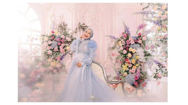 7 Gaya Ria Ricia dan The Bumils saat Maternity Shoot Tema Colorful, Menawan
