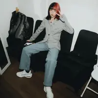 Padu padan blazer dan celana kulot nuansa warna abu-abu ala Isyana Sarasvati juga tak kalah menarik. @isyanasarasvati.