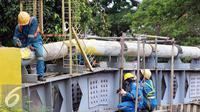 Pekerja merawat jaringan pipa gas milik Perusahaan Gas Negara (PGN) di Jakarta, Rabu (21/9/2016). (Liputan6.com/Helmi Afandi)