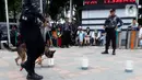 Satuan Polisi Satwa K9 bersama anjing pelacak khusus melakukan simulasi pendeteksian bahan peledak di area Car Free Day,Bundaran HI, Jakarta, Minggu, (16/2/2020). Simulasi untuk mengedukasi tentang cara kerja anjing pelacak saat menemukan bahan peledak yang disembunyikan. (Liputan6.com/Johan Tallo)