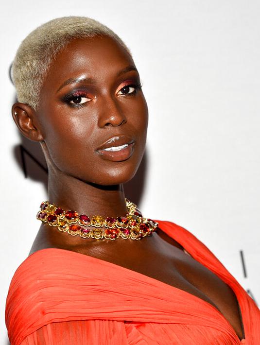 Jodie Turner-Smith menghadiri The Kering Foundation's Caring for Women Dinner di The Pool, New York, Amerika Serikat, 15 September 2022. Bintang Queen and Slim berusia 36 tahun itu memberikan semburan warna dalam balutan gaun oranye. (Photo by Evan Agostini/Invision/AP)