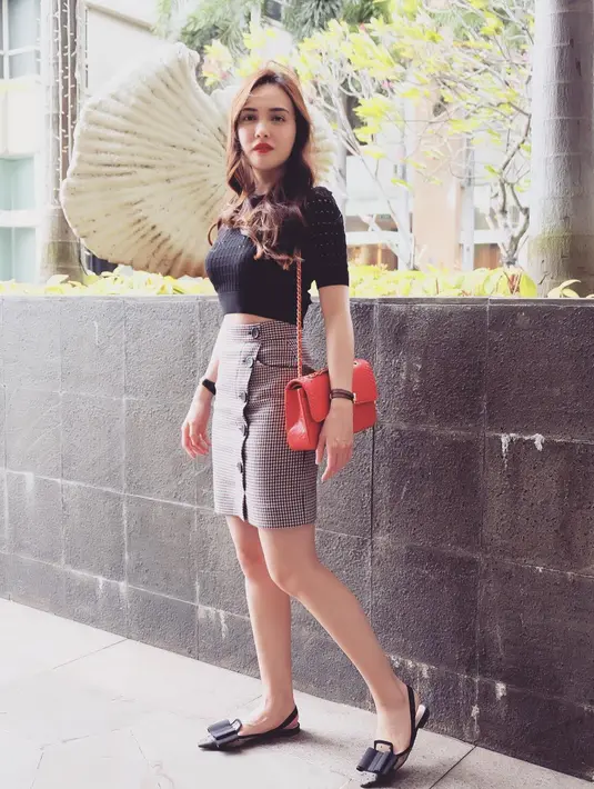 Bahkan gaya berpenampilannya tak kalah dengan ABG. Bisa dibilang istri dari David Herbowo ini menjadi body goals dari wanita masa kini. Foto: instagram.com/shandyaulia)