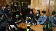Suasana klasrifikasi manajer bawa kabur uang manajemen Vierratale, Jakarta, Senin (24/7). Kevin Aprilio terima permintaan maaf mantan manajer Deny Irawan yang sebelumnya telah membawa uang sekitar ratusan juta rupiah. (Liputan6.com/Herman Zakharia)