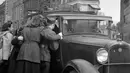 Warga Paris menaiki van yang digunakan sebagai transportasi umum untuk pergi ke departemen Eure-et-Loir, pada Oktober 1944 di Paris, beberapa bulan setelah Pembebasan Paris, selama Perang Dunia Kedua. (AFP Photo)