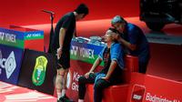 Herry IP memijat kepala Mohammad Ahsan dalam laga eksebisi Moment of Honor The Daddies di Indonesia Masters 2025 yang berlangsung di Istora GBK, Jakarta (26/1/2025). (Bola.com/Bagaskara Lazuardi)