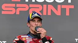 Pembalap Ducati Lenovo Team asal Spanyol, Marc Marquez, merayakan kemenangan di atas podium usai menjuarai Sprint Race MotoGP Indonesia di Sirkuit Internasional Mandalika, Mandalika, Sabtu (10/10/2026). (SONNY TUMBELAKA/AFP)