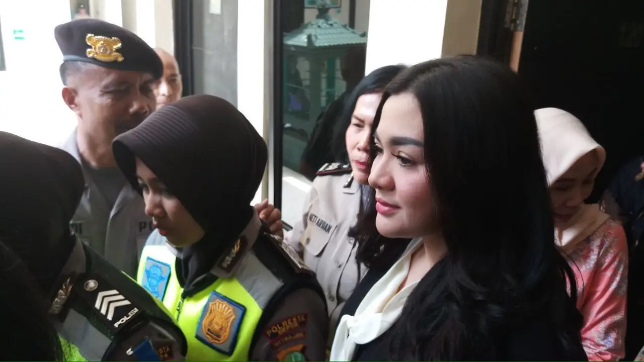 Artis Vicky Shu menyambangi Pengadilan Negeri Depok untuk menjadi saksi kasus First Travel