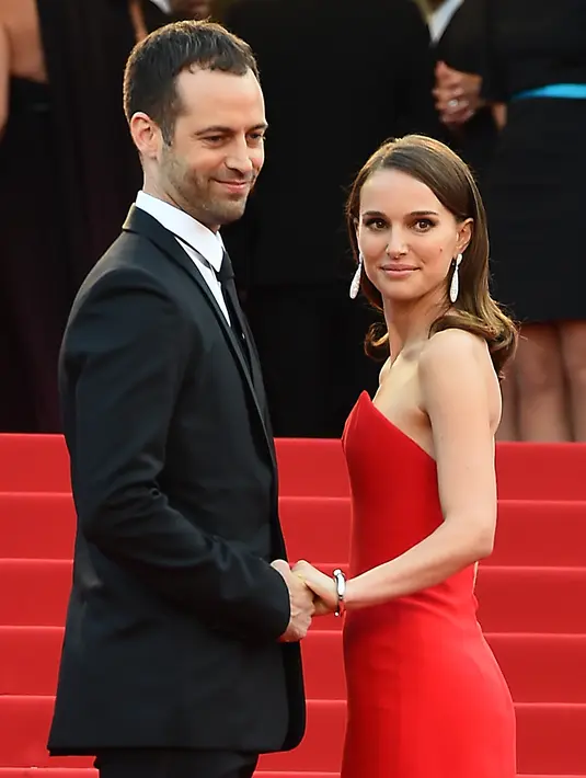 Natalie Portman dan Benjamin Millepied terlibat cinta ketika syuting film ‘Black Swan’. Di film tersebut, Ben menjadi salah satu penari latar saat peran Nina, karakter yang dimainkan Natalie Portman tampil di atas panggung. (AFP/Bintang.com)