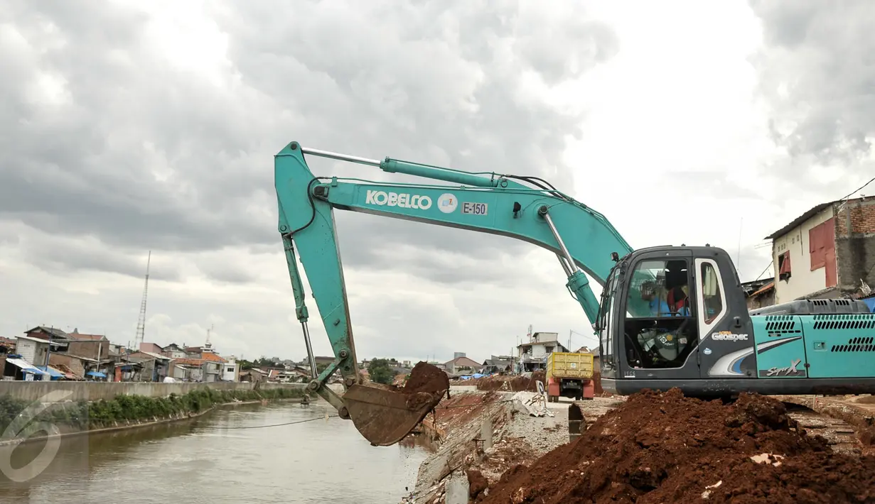 Pekerja menyelesaikan proyek normalisasi sungai Ciliwung di kawasan Bukit Duri, Jakarta, Rabu (8/2). Normalisasi sungai Ciliwung terus dikebut, pihak kontraktor terus menyelesaikan sheetpile dan dinding parapet.(Liputan6.com/Yoppy Renato)