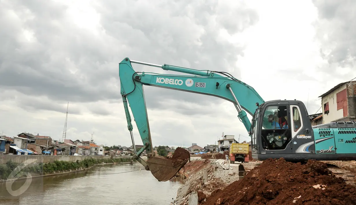 Pekerja menyelesaikan proyek normalisasi sungai Ciliwung di kawasan Bukit Duri, Jakarta, Rabu (8/2). Normalisasi sungai Ciliwung terus dikebut, pihak kontraktor terus menyelesaikan sheetpile dan dinding parapet.(Liputan6.com/Yoppy Renato)