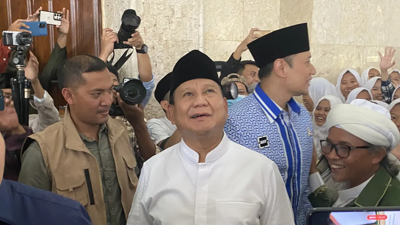 Calon Presiden nomor urut 2, Prabowo Subianto bersama Tim Kampanye Nasional dan Tim Kampanye Daerah (TKD) Jawa Barat sambangi Ponpes Miftahul Huda di Manonjaya, Tasikmalaya, pada Sabtu (2/12/2023).