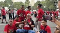Dibantu Kursi Roda, Suporter Lansia Ini Rela Tempuh Jarak 1.800 Km demi Nonton Timnas Indonesia di SUGBK