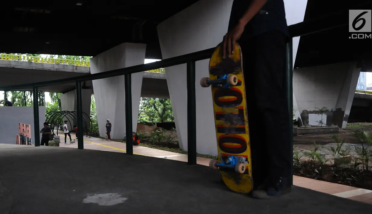 Kondisi lintasan yang rusak di skaterpark di kolong Flyover Slipi, Jakarta, Selasa (15/1). Lantai di sejumlah lintasan telah retak seperti di lintasan bowl dan pole jam. (Liputan6.com/Herman Zakharia)