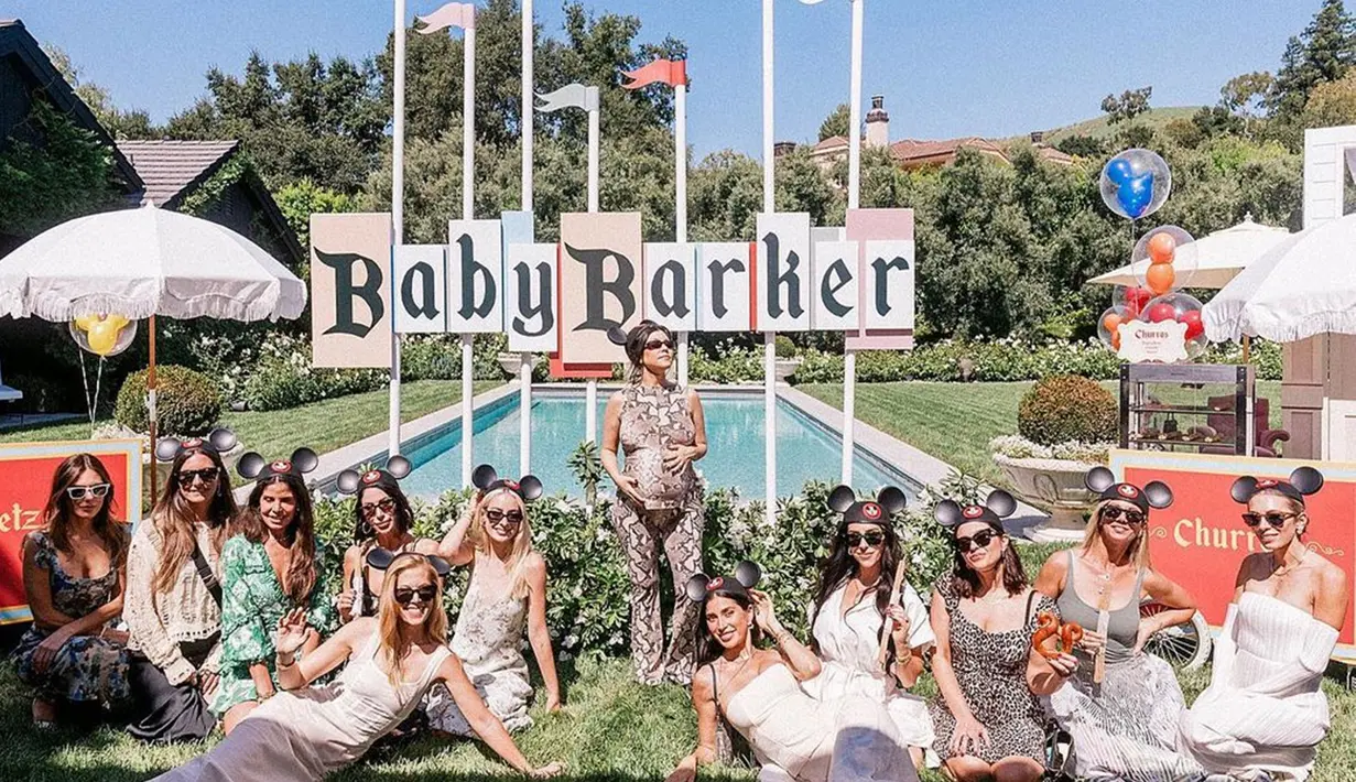 Acara baby shower tersebut dihadiri oleh teman dekat Kourtney dan Travis. Keluarga selebriti 44 tahun itu juga datang, di antaranya saudara perempuan Kim dan Khloé Kardashian, ibu Kris Jenner, keponakan perempuan North West dan True Thompson, serta keponakan laki-laki Tatum Thompson. (Liputan6.com/IG/@kourtneykardash)
