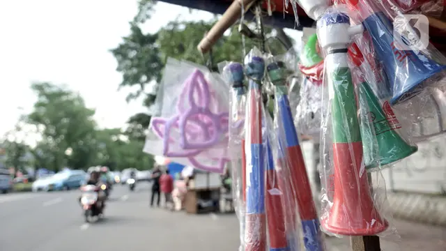 Jelang Tahun Baru, Penjualan Terompet Plastik Marak