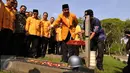 Ketua Umum Musyawarah Kekeluargaan Gotong Royong (MKGR),  Roem Kono menabur bunga di Taman Makam Pahlawan (TMP) Kalibata, Jakarta, Minggu (10/01/2015). Kegiatan tersebut dalam rangka HUT MKGR ke 56. (Liputan6.com/Johan Tallo)