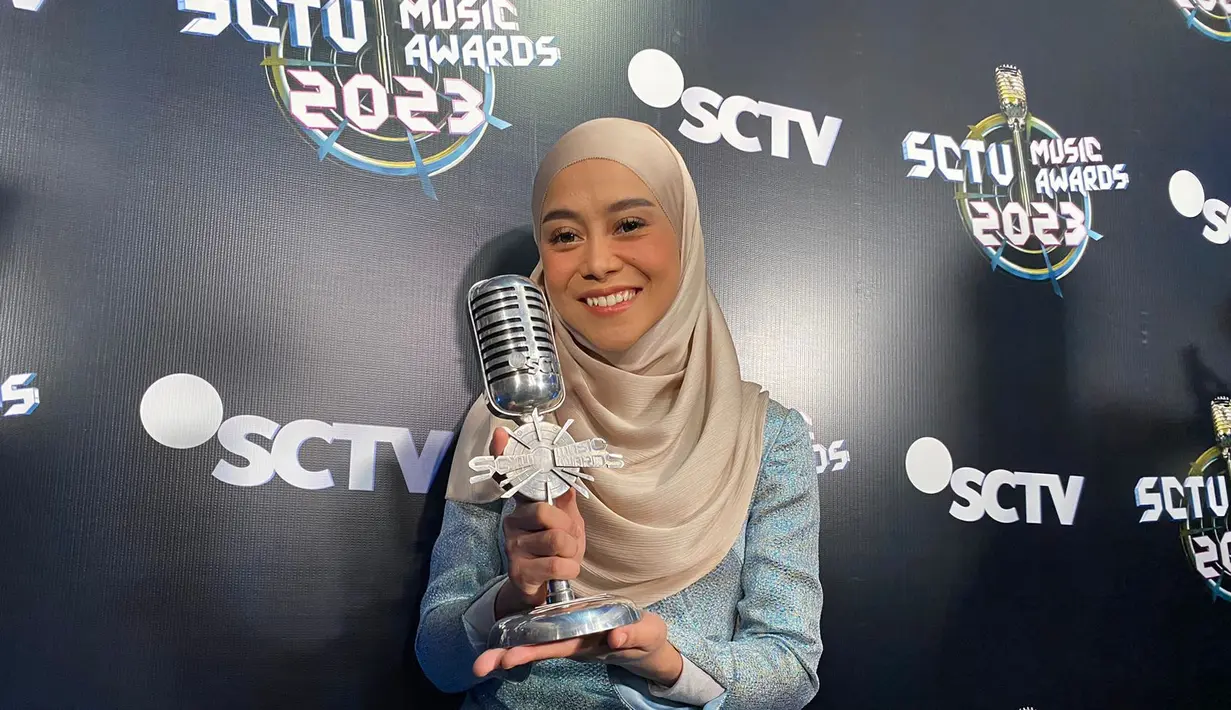 Lesti Kejora saat menerima penghargaan di SCTV Music Awards 2023