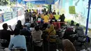 Suasana saat para wajib pajak antre untuk melaporkan SPT di Kantor Pelayanan Pajak Pratama Jakarta, Kamis (29/3). Wajib pajak terus berdatangan sejak pagi hingga sore untuk melaporkan SPT pajak tahun 2017 mereka. (Merdeka.com/Iqbal Nugroho)