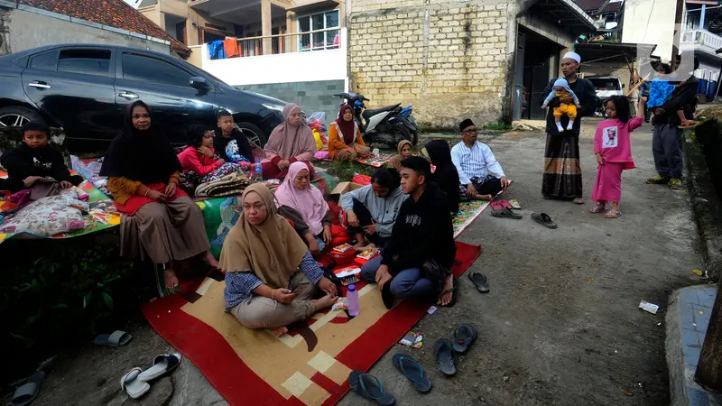 warga korban gempa cianjur mengungsi seadanya