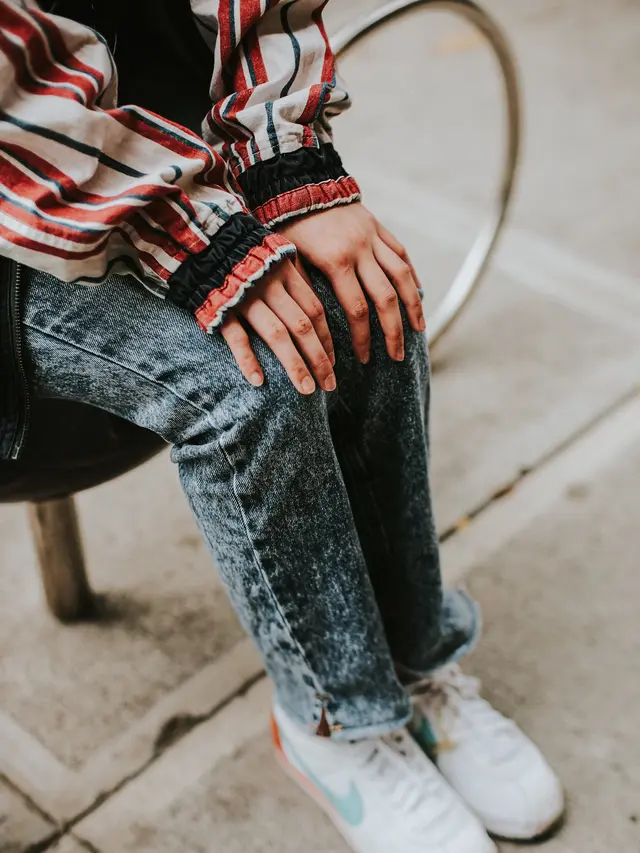 Contoh ilustrasi posisi duduk melakukan seated knee raise