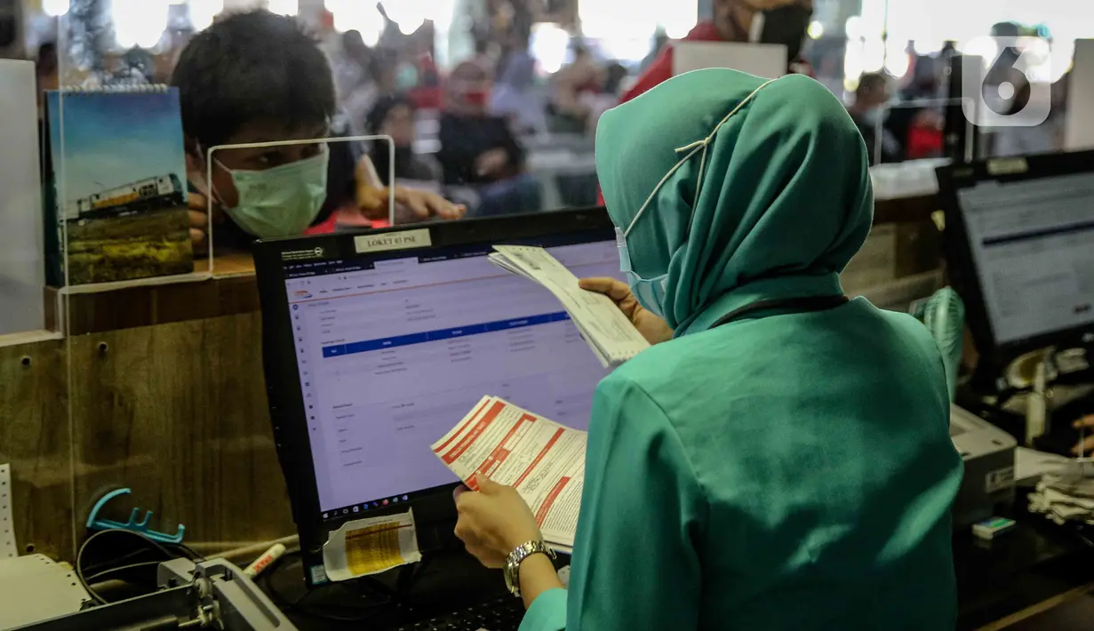 Petugas melayani calon penumpang yang melakukan pembatalan tiket kereta di Stasiun Pasar Senen, Jakarta, Kamis (24/4/2020). Terkait larangan mudik 2020, PT Kereta Api Indonesia akan melayani pembatalan tiket kereta dengan pengembalian dana 100 persen bagi penumpang. (Liputan6.com/Faizal Fanani)