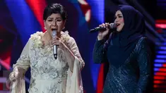 Siti Nurhaliza berduet dengan artis senior Titiek Puspa saat mengisi Golden Memories International di Studio Indosiar, Jakarta, Kamis (12/1). Rayakan HUT ke-22, Indosiar hadirkan Siti Nurhaliza di Golden Memories International.(Liputan6.com/Yoppy Renato)