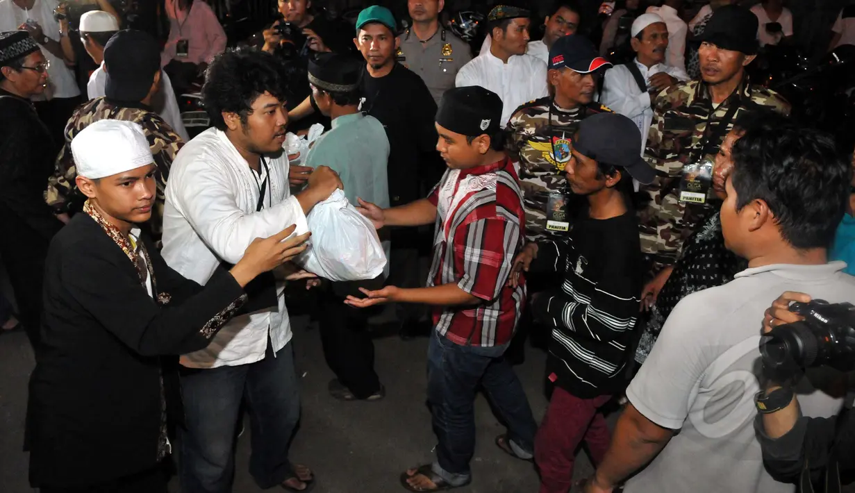 Sejumlah warga mendapatkan sembako gratis di acara tahlilan 40 hari meninggalnya Olga Syhaputra di kediaman orang tua Olga di kawasan Duren Sawit, Jakarta, Rabu (6/5/2015). (Liputan6.com/Panji Diksana)