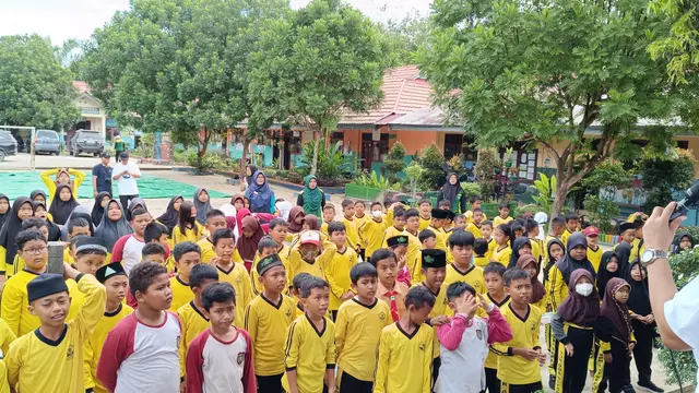 Otorita Ibu Kota Nusantara (Otorita IKN) menjalankan program Friday English Fun (FEF) di sejumlah SD di  Penajam Paser Utara. (Dok Otorita IKN)