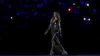 Supermodel Gisele Bundchen menjadi jelmaan Girl from Ipanema di pembukaan Rio 2016. REUTERS/Damir Sagolj