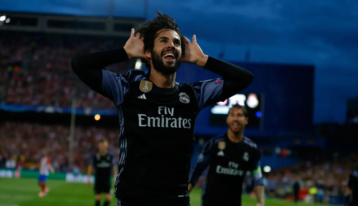 Gelandang Isco melakukan selebrasi usai mencetak gol ke gawang Atletico Madrid di leg kedua semifinal Liga Champions di Stadion Vicente Calderon, Spanyol (10/5). Dalam pertandingan ini Real Madrid kalah 2-1 atas Atletico Madrid. (AP Photo/Francisco Seco)