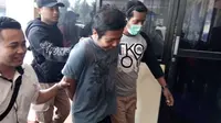 Sidik Nugraha, pelaku penyiraman cairan sperma di Tasikmalaya, akhirnya dijemput paksa petugas saat bersembunyi di rumah pamannnya (Liputan6.com/Jayadi Supriadin)