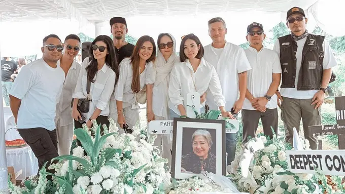 Gisel di makam ibunda Gading Marten (Instagram/gisel_la)