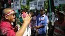 Massa menyampaikan orasinya pada unjuk rasa di Balai Kota DKI Jakarta, Senin (3/4). Unjuk rasa tersebut digelar oleh sejumlah rarga Kebon Kosong, Kecamatan Kemayoran, yang tergabung dalam Forum Pemersatu Warga. (Liputan6.com/Faizal Fanani)