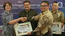 Head of Protocol & Corporate Affairs Surya Citra Media (SCM), Irnawati W Kahardja (kiri) menerima apresiasi kepada pengguna komerisal dari Lembaga Manajemen Kolektif Nasional (LMKN) di kawasan Kuningan, Jakarta, Kamis (19/12/2024). (Liputan6.com/Herman Zakharia)
