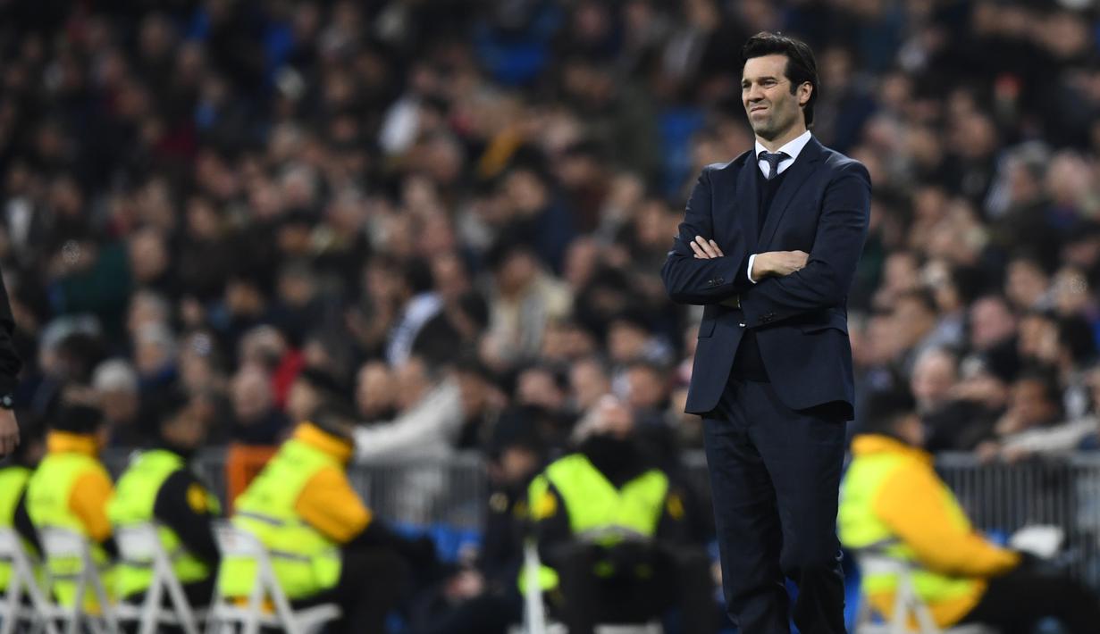 4. Ekspresi pelatih Real Madrid, Santiago Solari saat melawan Real Sociedad pada laga lanjutan La Liga Spanyol yang berlangsung di Stadion Santiago Bernabeu, Madrid, Senin (7/1). Real Madrid kalah 0-2 kontra Real Sociedad. (AFP/Gabriel Bouys)
