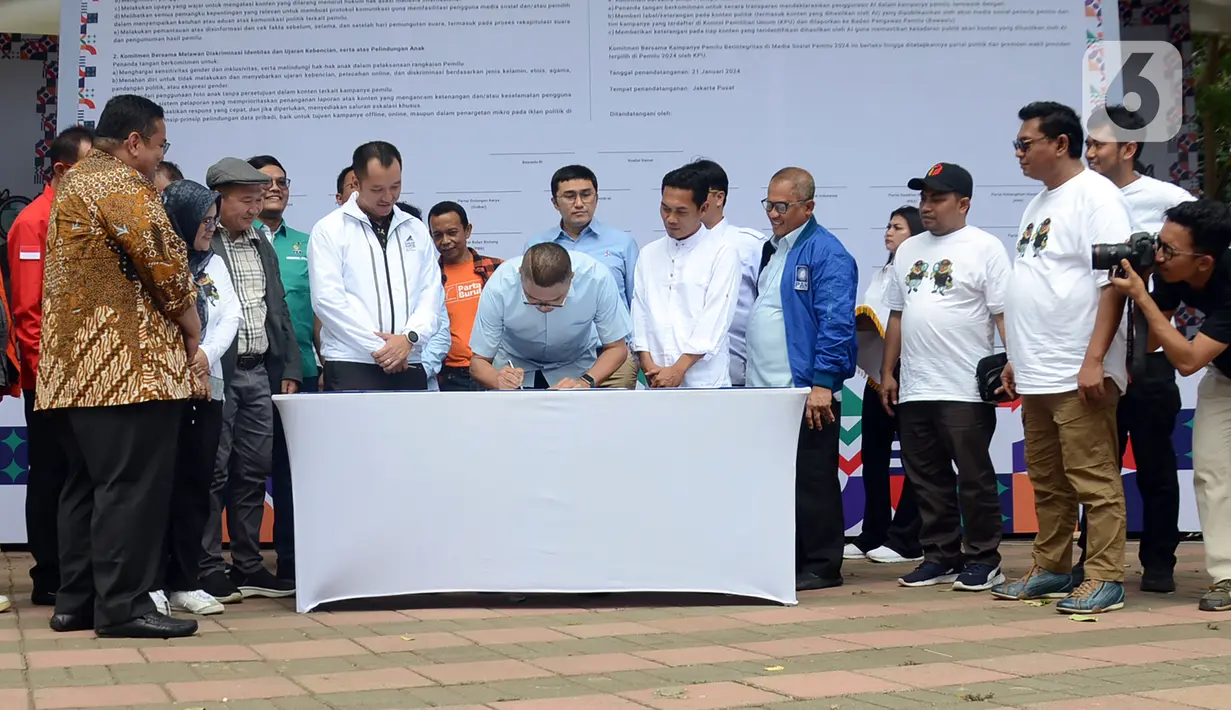 Bawaslu menggelar kegiatan Bawaslu On Car Free Day yang diikuti oleh anggota Bawaslu serta masyarakat dan komunitas dalam rangka mengampanyekan Pemilu 2024 berintegritas di media sosial. (merdeka.com/Arie Basuki)